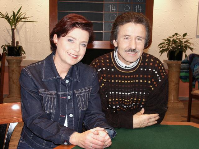Samschtigsjass, 2003Moderatorin Monika Fasnacht und Schiedsrichter Ernst MartiCopyright: SRF