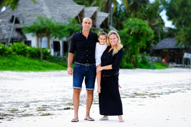 Hin und weg - Staffel 3 (2020) Sansibar Leben, wo andere Ferien machen: Nicole Pavlin mit Mann Rachid und Tochter Lila. 
