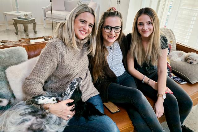 Hin und weg - Staffel 3 (2020)SchwedenFlorence Wibring Stern mit ihren beiden Töchtern Noya (17) und Laura (22).Copyright: SRF