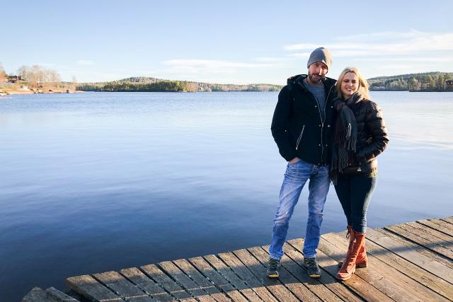 Hin und weg - Staffel 3 (2020)SchwedenNiklas und Florence Wibring (Stern) freuen sich auf ihre gemeinsame Zukunft in der Nähre von Jönköping, Schweden. Copyright: SRF