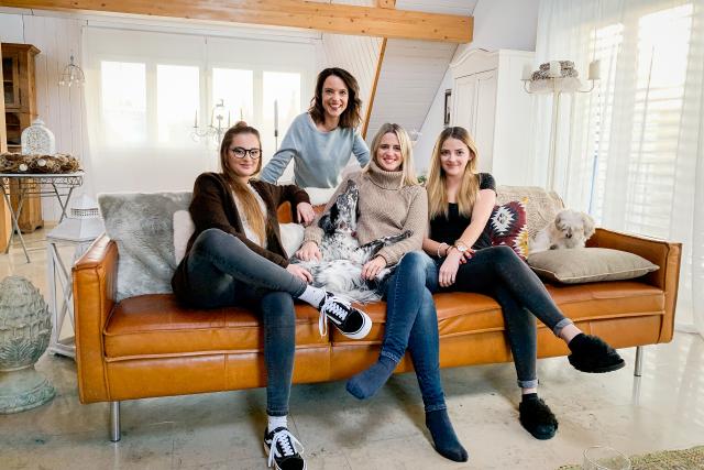 Hin und weg - Staffel 3 (2020)SchwedenMona Vetsch (hinten) besucht in Derendingen Florence Wibring Stern (Mitte) mit ihren Töchtern Laura (22, l.) und Noya (17, r.) – und einem Rudel Hunden.Copyright: SRF