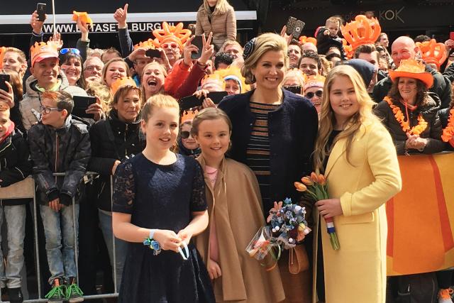 SRF DOK: Beruf Königin  Máxima von Holland Máxima von Holland mit ihren Töchtern