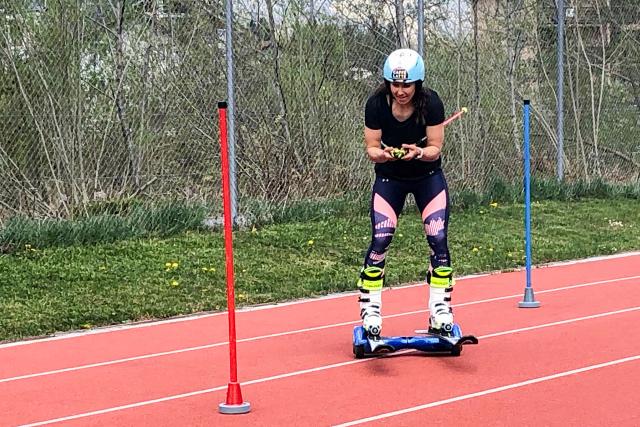 Donnschtig-Jass Folge 4 Wendy Holdener absolviert mit Skiern auf einem Hoverboard einen Slalom.