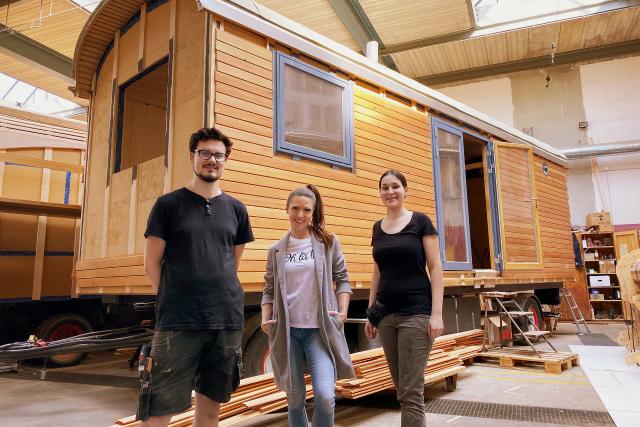 Ding Dong Folge 2Tiny House, Winterthurv.l. Sebastian Koelman, Moderatorin Viola Tami und Daniela Eckstein
