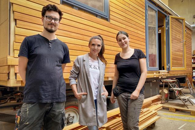 Ding DongFolge 2 Tiny House, Winterthur v.l. Sebastian Koelman, Moderatorin Viola Tami und Daniela Eckstein