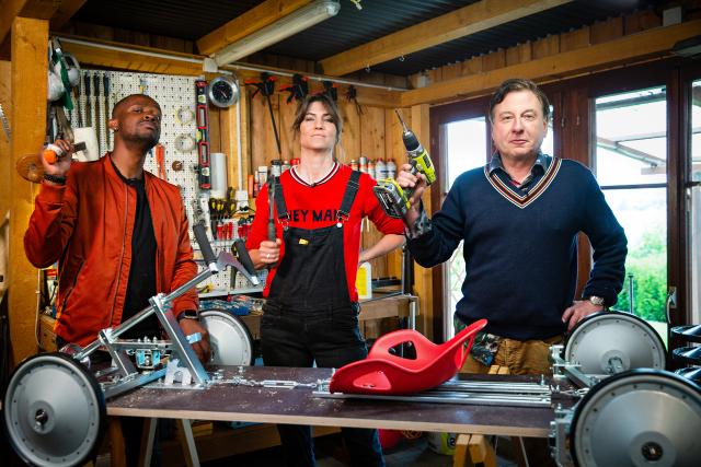 Glanz und Gloria Die goldene Seifenkiste Komiker Charles Nguela, Moderatorin und Musik-Produzentin Annina Frey und Schauspieler Beat Schlatter treten in der «Glanz und Gloria»-Serie «Die goldene Seifenkiste» gegeneinander an