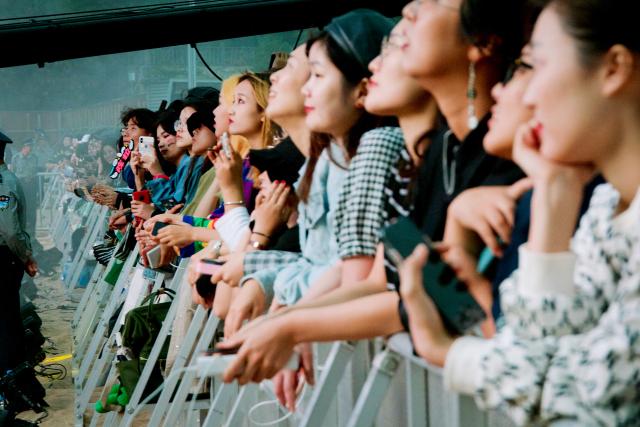 SRF DOK-Serie: Mein anderes China Folge 4 Fans am Strawberry Rockfestival in Xiamen