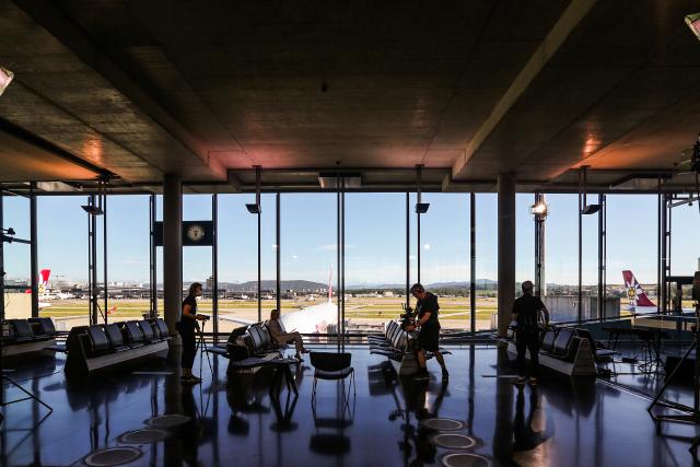 Club - am Flughafen Wie reisen wir nach Corona?Vorbereitungen zur Sendung im Dok E des Flughafens Zürich
