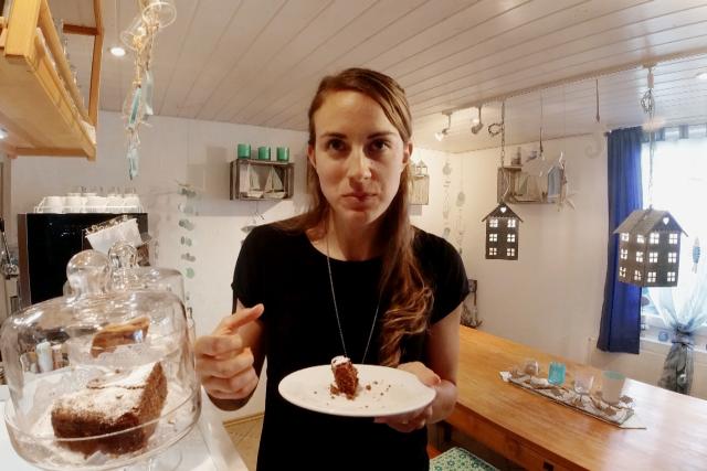 SRF Sport «hautnah» Ernährung Im Café ihrer Mutter kann Beachvolleyballerin Tanja Hüberli dem Schoggi-Kuchen nicht widerstehen