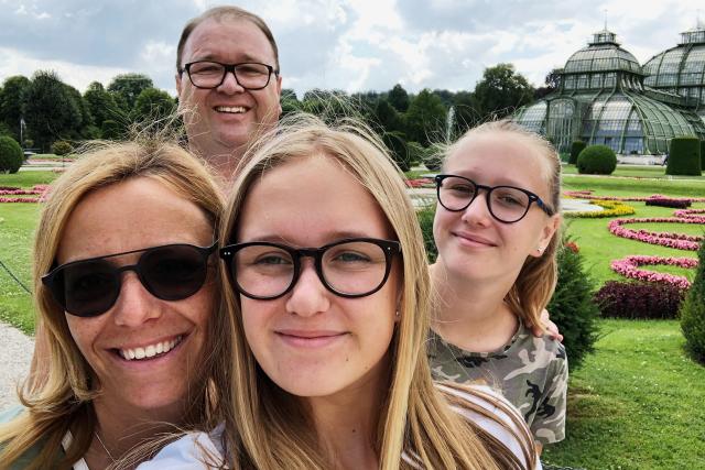 SRF bi de Lüt - Heimweh Familie Wechsler, das sind Vater Daniel (53), Mutter Erika (51) und die beiden Töchter Alizée (16) und Océane (14)