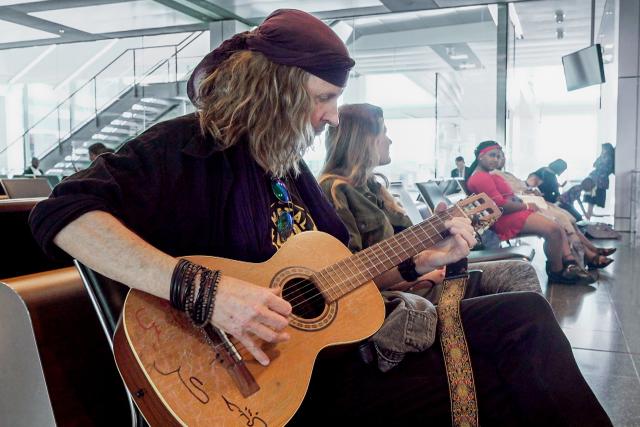 SRF DOK-Serie: Ferien wie früher Chris von Rohr spielt am Flughafen Gitarre Folge 1