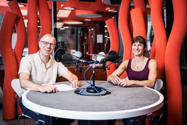 Dini Mundartdie Moderatoren Markus Gasser und Nadia Zollinger im Radiostudio