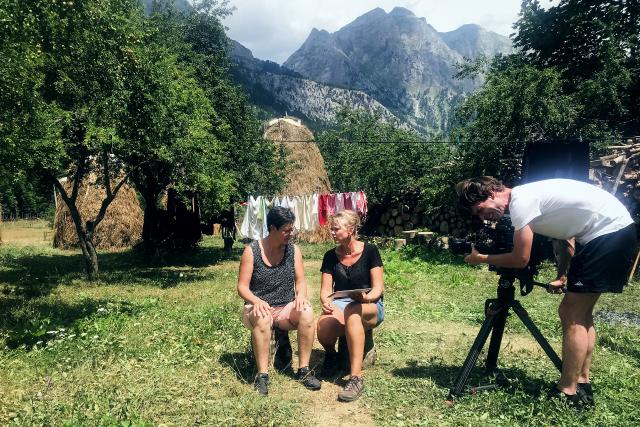 Wenn Landfrauen reisen Staffel 3 Folge 1 Albanien Die Landfrauen Theresia Hollenstein und Brigitte Inderbitzin auf dem Hof in Valbona