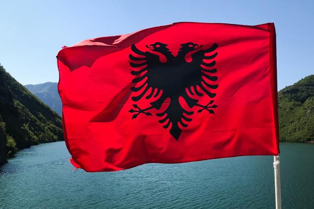 Wenn Landfrauen reisen Staffel 3 Folge 1 Albanien Albanienflagge auf der Fähre