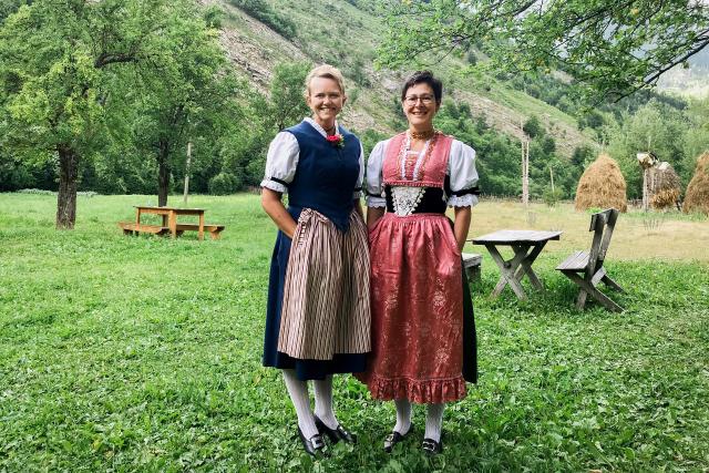 Wenn Landfrauen reisen Staffel 3 Folge 1 Albanien Brigitte Inderbitzin und Theresia Hollenstein auf dem Hof in Valbona mit ihrer Schweizer Tracht
