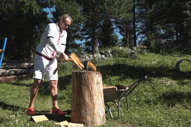Jetzt oder nie Der 70-jährige Battesta Albin aus Pontresina beim Holzhacken im Garten