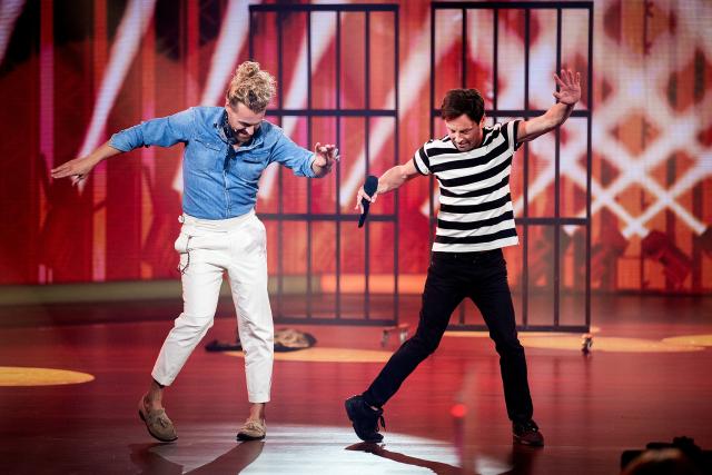 Darf ich bitten? - Stars tanzen durch die Zeit Halbfinale Sendung vom 10.10.2020 Juror Fabio Quattrocchi zeigt Florian Ast den Elvis-Hüftschwung