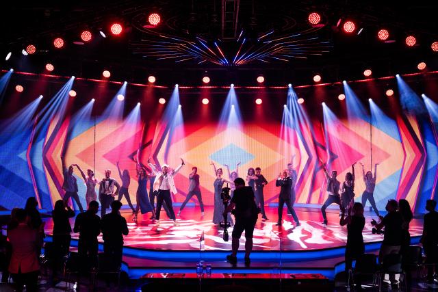 Darf ich bitten? - Stars tanzen durch die Zeit Finalsendung vom 17.10.2020 Die Tänzer heissen das Publikum willkommen zur Finalsendung.