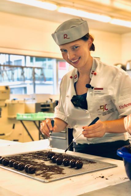SwissSkills Masterclass 2020 Rahel Weber kommt aus Obfelden (ZH), ist ausgebildete Konditorin - Confiseurin und liebt es seit ihrer Kindheit zu backen. Dank ihrer Leidenschaft kreativ mit Lebensmitteln zu arbeiten und viel hartem Training, konnte sie 2018 die Schweizer Berufsmeisterschaft in ihrem Fach gewinnen.