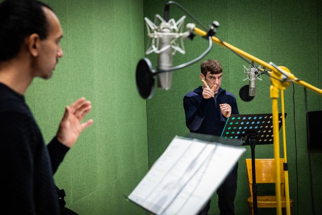 Hörspiel Das Grauen 2020 Dashmir Ristemi und Aaron Hitz bei den Aufnahmen im Hörspielstudio