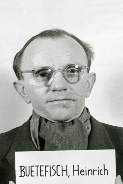 SRF DOK: Ems-Chemie - dunkle Helfer nach dem 2. WK Heinrich Bütefisch, Vorgesetzter von Johann Giesen. Er wurde wegen seiner Rolle in Auschwitz-Monowitz als Kriegsverbrecher verurteilt. Auch Bütefisch stand auf der Lohnliste von Werner Oswald. 