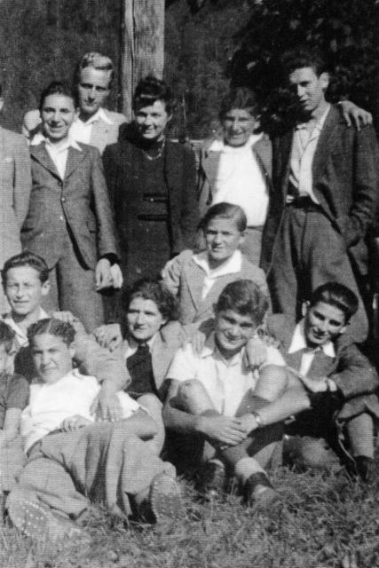 SRF DOK: Die Buchenwald-Kinder  Eine Schweizer HilfsaktionDie Betreuerin Charlotte Weber (1912-2000) mit Buchenwald-Überlebenden vor dem SRK-Heim Zugerberg 