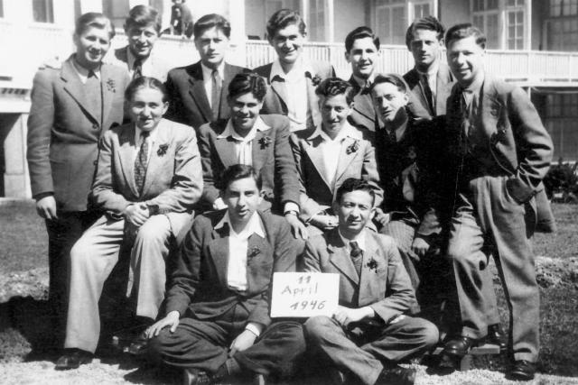 SRF DOK: Die Buchenwald-Kinder – Eine Schweizer Hilfsaktion Der Holocaust-Überlebende Leon Reich (1926-2014) im Jahr 1946 (ganz unten rechts) nach einer Kur im Sanatorium Davos.