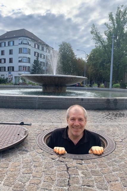 DOK-Serie: Schweizer machen Folge 1-4 Andreas Luther, Elektromonteur EWZ montiert am Bullingerplatz in Zürich einen e-Anschluss fürs Theaterspektakel 2020 