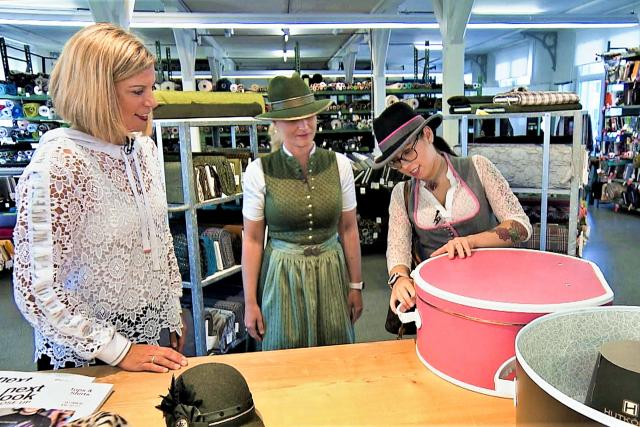 Jobtausch Staffel 9 Folge 1 Modedesign Deutschland Barbara Keel, Melanie Marling, Anne Mehler in St. Gallen: Auswahl der Stoffe zum Hut. 2020 