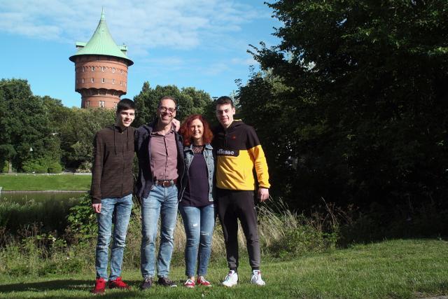 Auf und davon Staffel 12 Familie Caboussat kauft in Cuxhaven einen Wasserturm: Mirabelle und Alain mit ihren Söhnen Nicolas und Yannis 2021