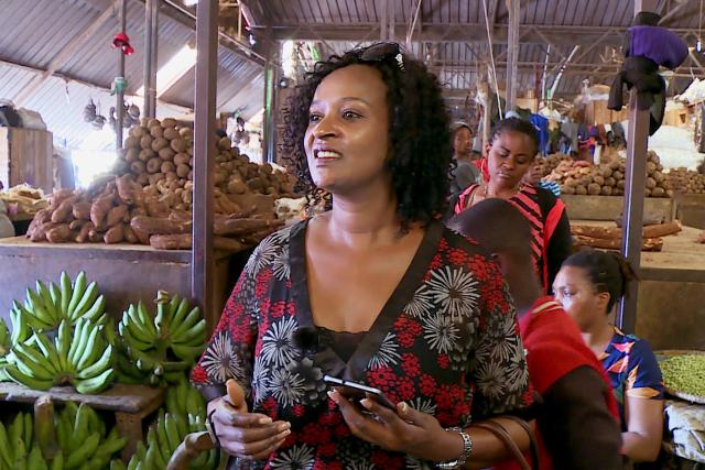 Auf und davon Staffel 12 Folge 2 Dianne Schommer beim Einkaufen in Kigali 2021