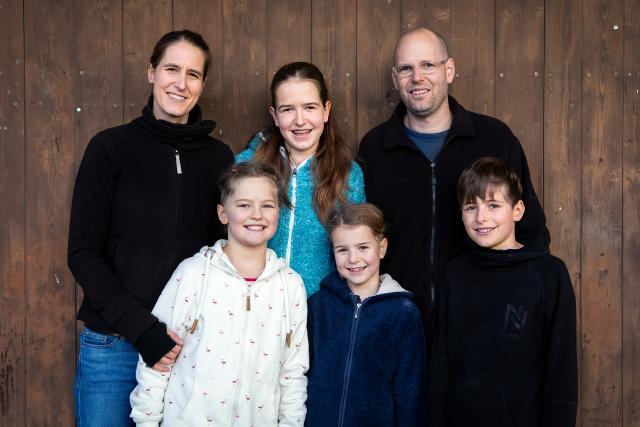 SRF bi de Lüt - Familiensache Familie Neck: Iris und Andi Neck mit Malin, Lars, Silja und Caja 2021