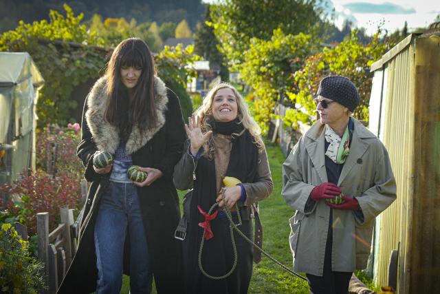 Team F - für eine nachhaltigere Zukunft Folge 1 Burgdorf Team F besuchte einen Garten, in dem saisonales und regionales Gemüse wächst: Florence Fischer, Barbara Eisl, Ernestyna Orlowska