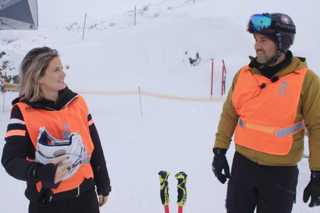 SRF bi de Lüt – Live: Die grosse Wintershow aus Sendung vom 30.1.2021 Moderatorin Fabienne Bamer und Moderator Salar Bahrampoori wollen herausfinden, wie es ist, blind Ski zu fahren.