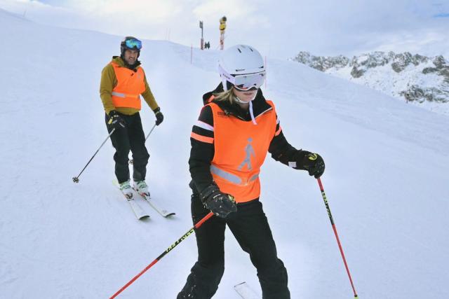 SRF bi de Lüt – Live: Die grosse Wintershow aus Sendung vom 30.1.2021 Moderatorin Fabienne Bamer und Moderator Salar Bahrampoori wollen herausfinden, wie es ist, blind Ski zu fahren. 2021