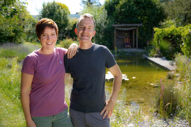 Hinter den Hecken Staffel 4 Folge 2 Nicole Egloff und Philipp Ammann in ihrem Do-it-yourself-Garten in Nunningen (SO) 2021