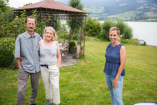Hinter den Hecken Staffel 4 Folge 8 Irène (r.) und Thomas Benz-Sommer mit Nicole Berchtold im Rosengarten am See in Avry-devant-Pont (FR) 2021