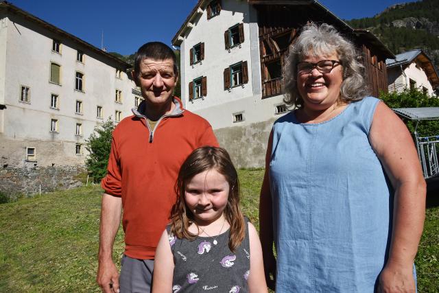 SRF bi de Lüt – Unser Dorf: Mulegns Biobauernfamilie aus Mulegns: Giatgen und Ursula Jegher mit ihrer Tochter Anna-Louisa 2021 