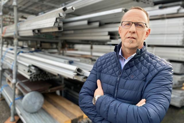 SRF DOK-Serie: Luzern im Coronajahr Roland Küng, dem CEO des grössten Festzeltbauers der Schweiz, muss Stellen streichen. 2021