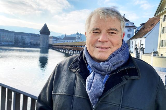 SRF DOK-Serie: Luzern im Coronajahr Robert Casagrande bleibt ohne Touristen auf seinen Souvenirs sitzen. 2021
