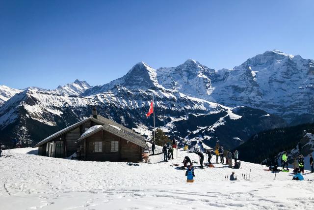 SRF bi de Lüt - Winter Hüttengeschichten Lobhornhütte hat diesen Winter auf Take-away umgestellt. Im Hintergrund: Eiger, Mönch und Jungfrau 2021