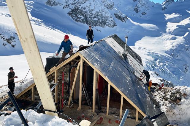 SRF bi de Lüt - Winter Hüttengeschichten Die Arbeiten für das Notdach schreiten voran. Bild vom 20.2.2021 2021