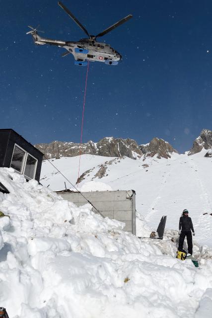 SRF bi de Lüt - Winter Hüttengeschichten Die Schweizer Luftwaffe unterstützt die Aufräumarbeiten bei der Trifthütte mit einem Superpuma. Bild vom 23.2.2021 2021