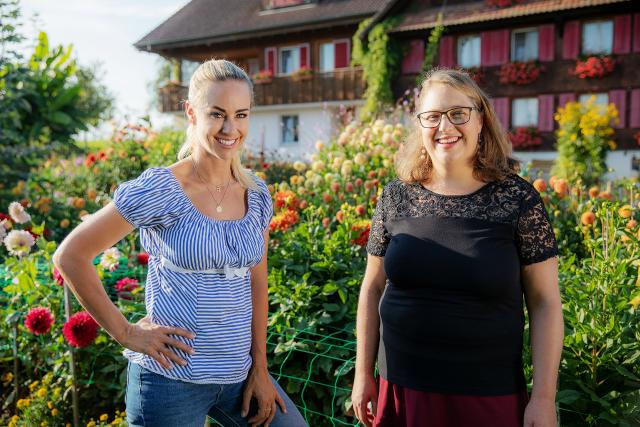 Hinter den Hecken Staffel 4 Folge 9 Nicole Berchtold und Sonja Bächler im Dahliengarten in Eschenbach 2021