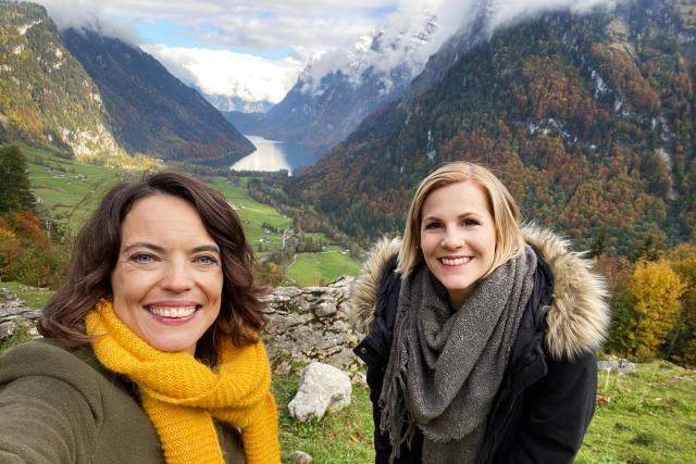 Hin und weg Schweizer Liebesgeschichten aus aller Welt Staffel 4 Mona Vetsch trifft Noëlle Kaiser hoch über dem Klöntalersee 2021