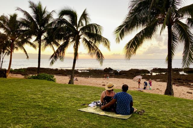 Hin und weg Schweizer Liebesgeschichten aus aller Welt Staffel 4 Fabienne und ihr Mann Francis geniessen den Sonnenuntergang in Honolulu. 2021