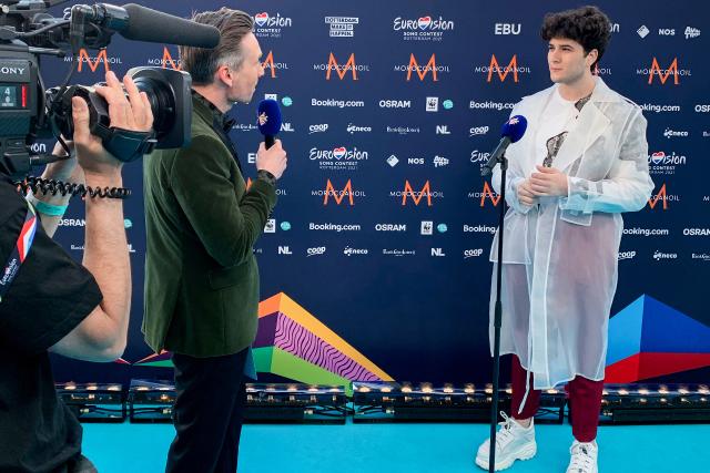 Eurovision Song Contest 2021 Gjon’s Tears auf dem türkisfarbenen Teppich bei einem Interview am 16.5.2021
