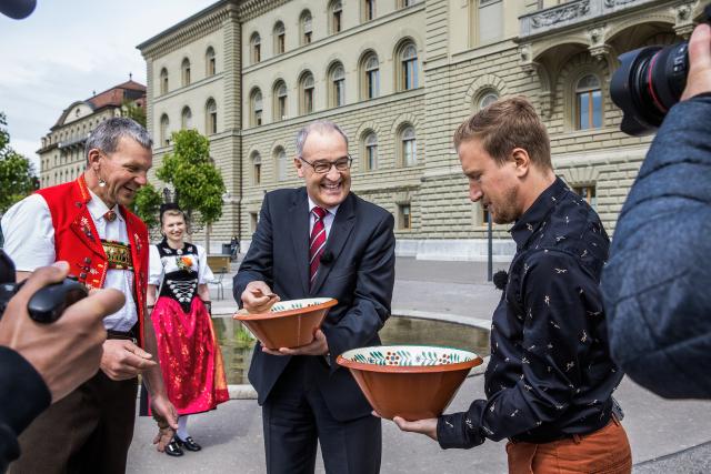 Donnschtig-Jass mit Bundespräsident Guy Parmelin Stefan Büsser und Bundespräsident Guy Parmelin beim Talerschwingen 2021