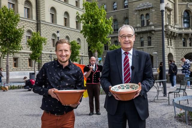 Donnschtig-Jass mit Bundespräsident Guy Parmelin Stefan Büsser und Bundespräsident Guy Parmelin beim Talerschwingen 2021