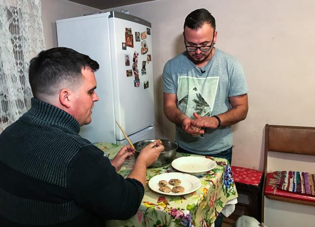 Meine fremde Heimat Rumänien Staffel 2, Episode 4 Kochen rumänische Fleischklösse: Michael Haymoz und Mircea Mathis